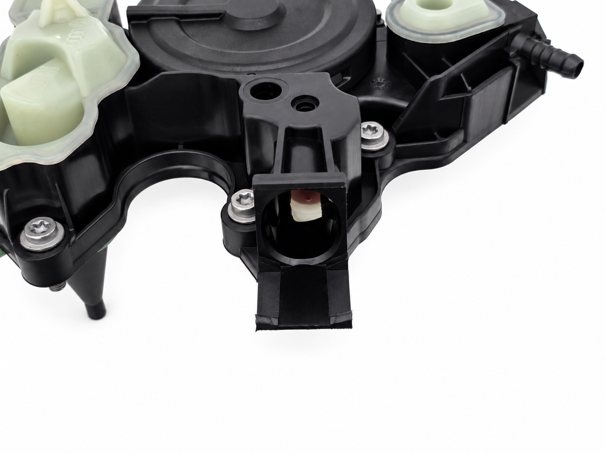 Carterontluchting / olieafscheider OEM VAG 06K103495BL - detail aansluiting